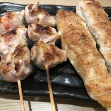 肉巻きトマトとつくね　2本で280円