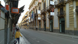 プレートリア広場の横の通り