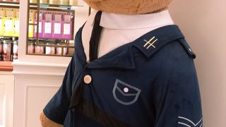 大きな人形が目立つカフェとショップ