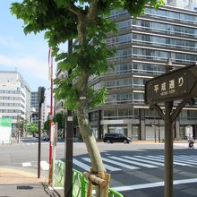 茅場町交差点と南西角近くの道路案内標識