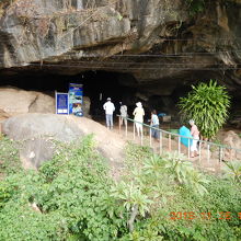 鉄道脇にはクラサエ洞窟があります！！