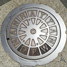 ディズニーシー内のマンホ。