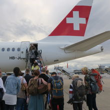 シュツットガルト空港は沖留めです。このデザイン好きです。