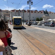 停留所に来るトラム。