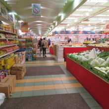 地下にスーパーマーケットがあります