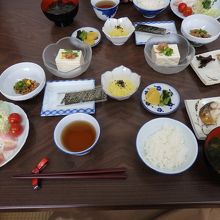 朝食。中央あたりの小鉢（黄色に黒ゴマ）がそうめんかぼちゃ。