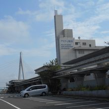 広い駐車場があります。上が宿泊棟です。