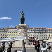 広場にある銅像。