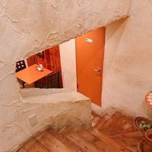 地下のフロアに続く階段