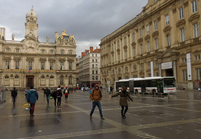 豪華な建物に囲まれた広場