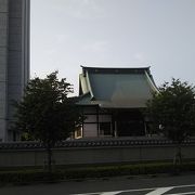 現代的な納骨塔や釈迦堂の伽藍も混じる広いお寺