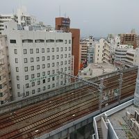 窓から新幹線の線路が見えます