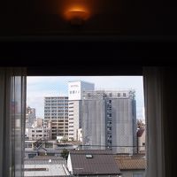 部屋からの眺めは街中の様子でごく普通でした。