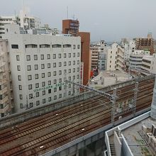 窓から新幹線の線路が見えます