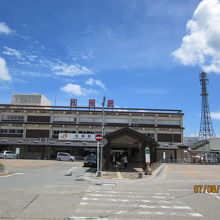 松阪駅を出てすぐ右にある。
