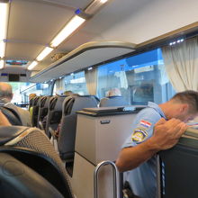 ネウムの国境。パスポートを提示しました