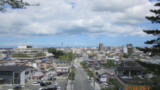 城はないが石垣が立派で公園となっていた。