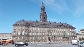 旧市街地の中心的な場所にあります。