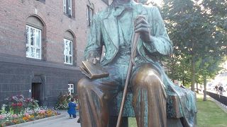 コペンハーゲン市庁舎の脇にあります。