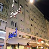 夜は1階のイタリアンレストランの看板の方が目立ってました