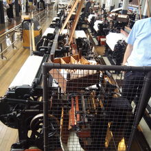 ここに来たら何を差し置いてもこれ。トヨタ自動織機のデモ。