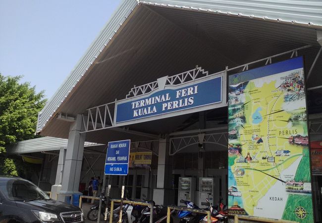 ランカウイ島へのフェリーが発着