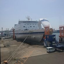 仙台港の岸壁についた船