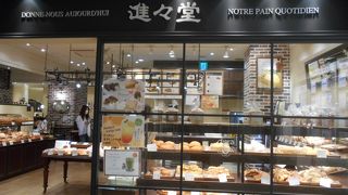 落ち着いた雰囲気のパン屋さんです