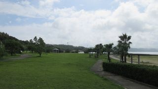 大きな駐車場がありますが遊泳禁止