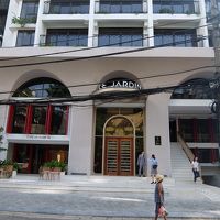 入口です。左側の入り口はカフェです。