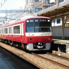 杉田駅を通過する2100型快特電車。