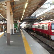 普通電車も1000型（ボックスシート付）の運用が増えてきた。