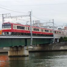 鶴見川を渡る快特2100型（2016年頃の写真）