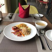 他にﾁｰｽﾞ、ハム、ﾖｰｸﾞﾙﾄ、果物、ﾌｫｰ、卵料理など