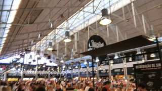 市場も人だらけ