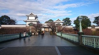 ここで記念撮影する人がたくさんいます