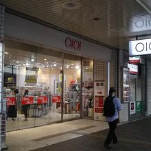 1階の外もペデストリアンデッキがあって雨でも濡れない。