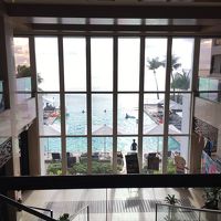 ロビーから見えるプール