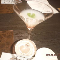 食前酒　オリジナルカクテル「冬彩」。最後はピンク色に変わる