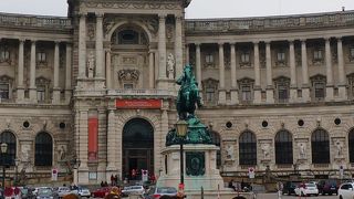 王宮前の広場の銅像