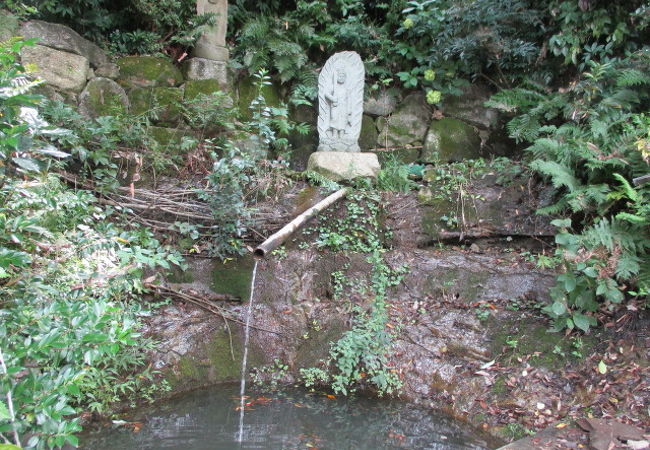 断崖に筒から湧水が落ちる滝があります。