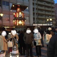 宿から徒歩5分のからくり時計の前で。父と母。