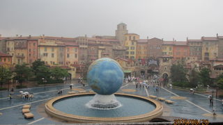 お天気に関係なく混んでます。