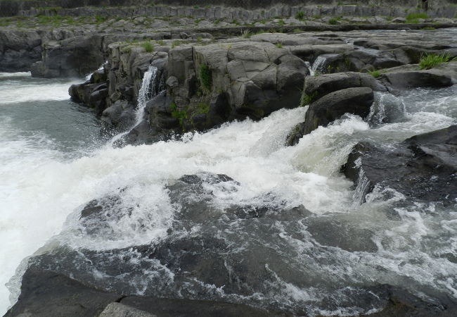 川幅いっぱいに流れ落ちる豪快な滝です
