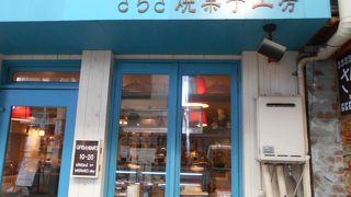 ウッディな雰囲気のおしゃれなお店です