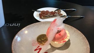 椅子の裏には受賞者のサイン