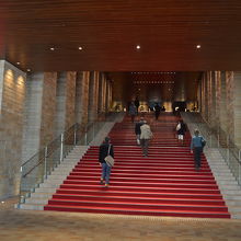 朱絨毯を敷いた階段