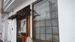 並、田舎、更科の３種はどれもこしがあって旨い、そして鰹だしもよく効いていて本当はこれ以上混んでほしくない店