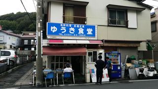 小坪漁港のそばの行列のできる人気の海鮮物定食屋さん