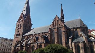 市庁舎の近くにあります。